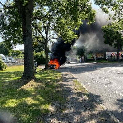FW-DO: Brennender PKW sorgt für Vekehrsbeeinträchtigung im Feierabendverkehr