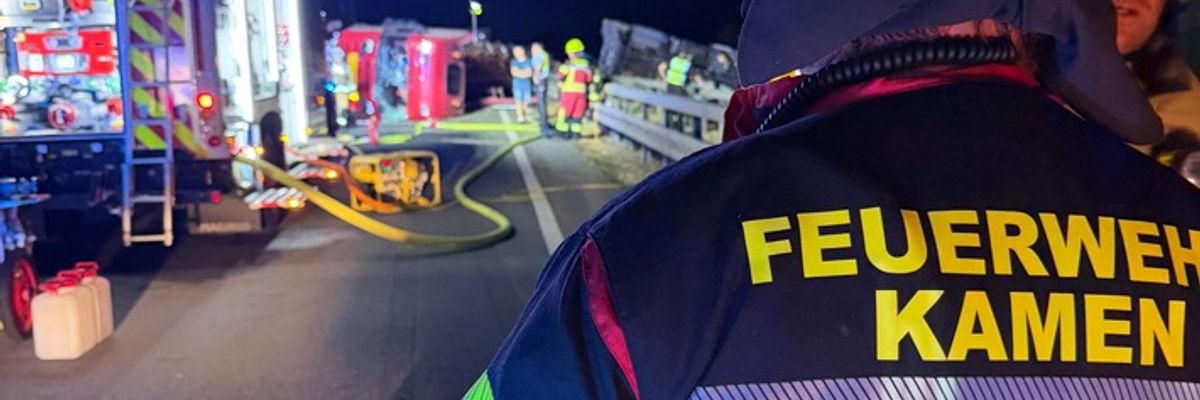 FW Kamen: Schwertransporter mit Mobilkran auf der A2 umgestürzt - beide Fahrtrichtungen betroffen