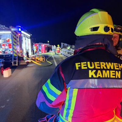FW Kamen: Schwertransporter mit Mobilkran auf der A2 umgestürzt - beide Fahrtrichtungen betroffen