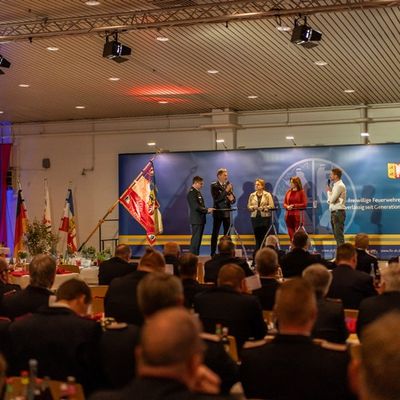 FW-LFVSH: Landesfeuerwehrversammlung 2025: Feuerwehr blickt zuversichtlich in die Zukunft - Talkrunde mit RS.H-Moderator und hochkarätigen Gästen zum Thema Katastrophenschutz