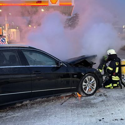 FW-ROW: Pkw gerät in Brand - eine Person verletzt