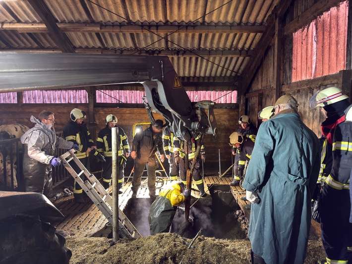 FW-AUR: Großtierrettung auf landwirtschaftlichem Anwesen