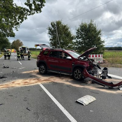 FW-AUR: Mehrere Verletzte nach Aufprall auf Landesstraße 34
