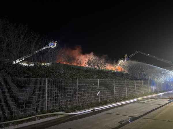 FW Kreis Soest: Erstmeldung - Brand im Industriebetrieb