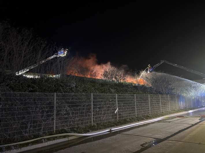 FW Kreis Soest: Erstmeldung - Brand im Industriebetrieb
