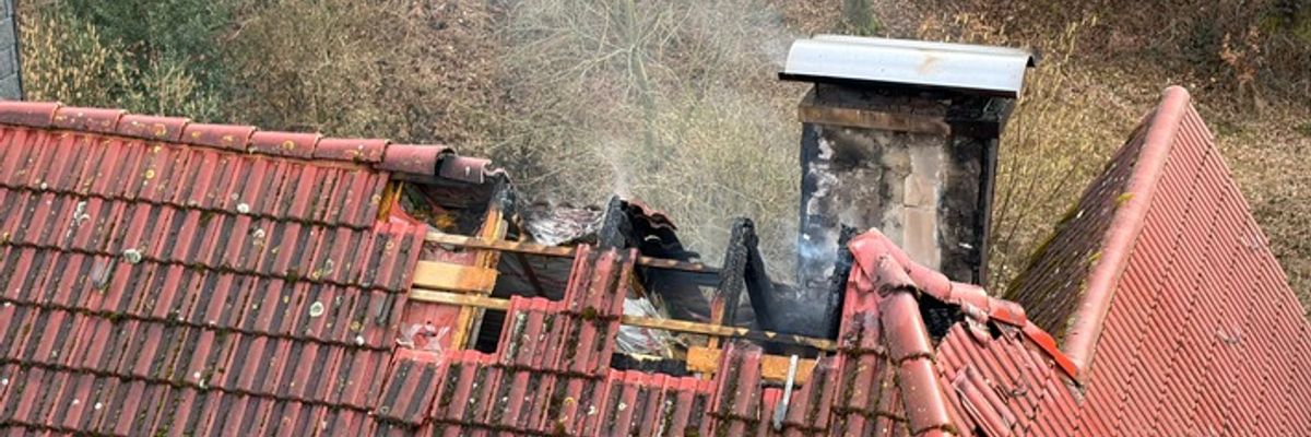 FW-EN: Feuerwehr bekämpft Dachstuhlbrand