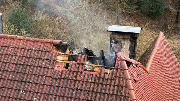 FW-EN: Feuerwehr bekämpft Dachstuhlbrand
