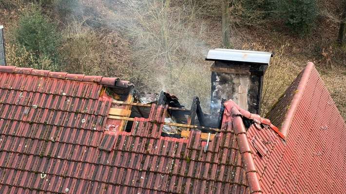 FW-EN: Feuerwehr bekämpft Dachstuhlbrand