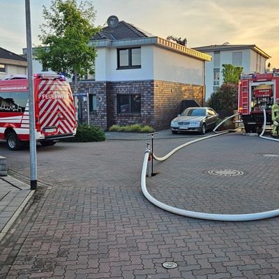 Feuerwehr Goch: Dachstuhlbrand, Verkehrsunfall und Gasaustritt: Hohes Einsatzaufkommen am Feiertag
