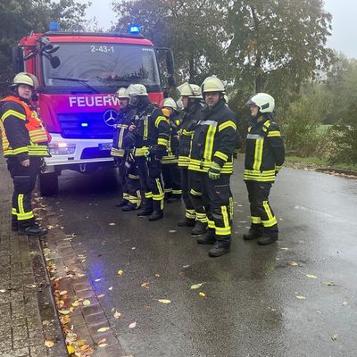 FW Beverungen: Gemeinsames Zirkeltraining stärkt Zusammenarbeit über Grenzen hinweg / Feuerwehren und Rettungsdienste aus dem Dreiländereck üben in Beverungen