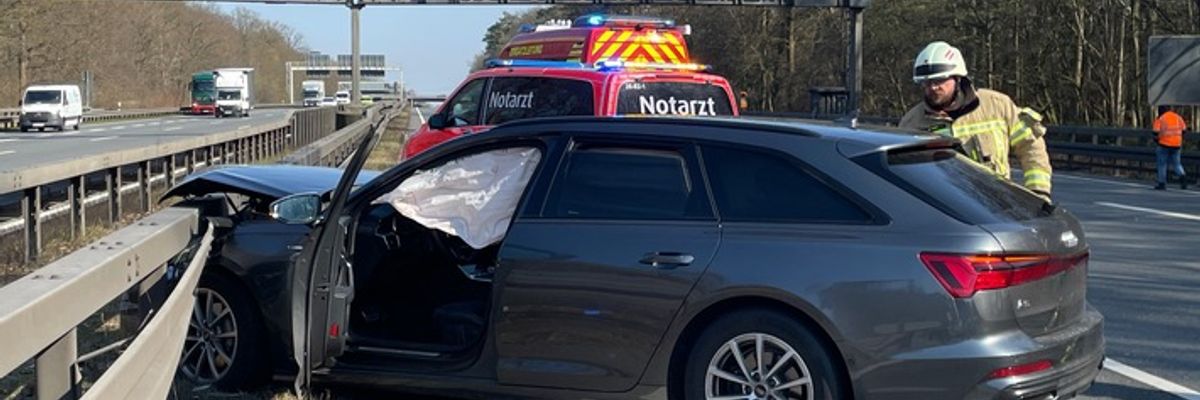 FW Lehrte: Eine verletzte Person bei Unfall auf der A2 - Rettungsgasse wieder zugeparkt