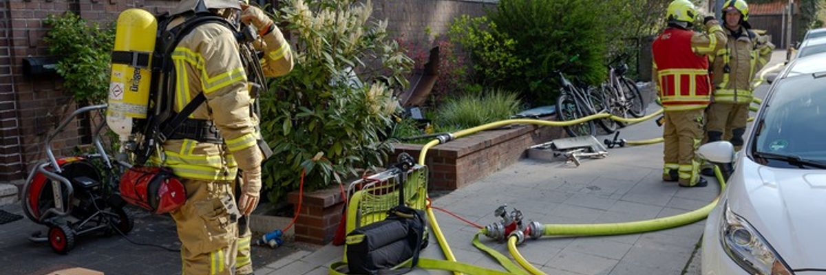 FW Hannover: Kellerbrand mit Verletzen