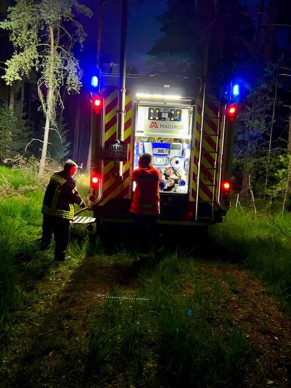 FW Lüchow-Dannenberg: +++ Lüchow-Dannenberg: Waldbrand im Gartower Forst +++ rund 5.000 qm Waldfläche betroffen +++ Erinnerungen an 1975 werden wach +++