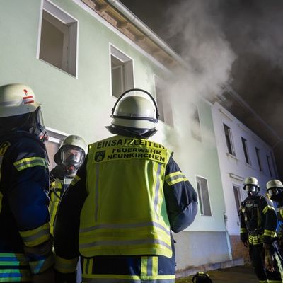 FW LK Neunkirchen: Feuerwehr Neunkirchen löscht Brand in Wiebelskircher Mehrfamilienhaus