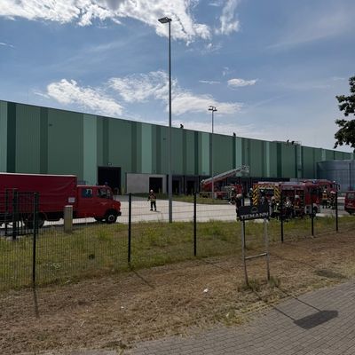 FW-ROW: Feuer auf dem Dach einer Logistikhalle