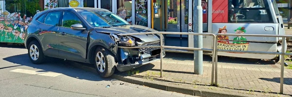 FW Ratingen: Verkehrsunfall zwischen Straßenbahn und PKW