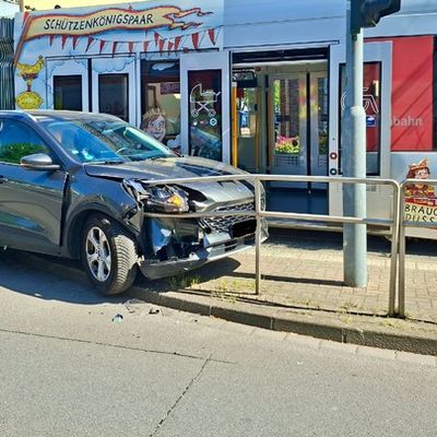 FW Ratingen: Verkehrsunfall zwischen Straßenbahn und PKW