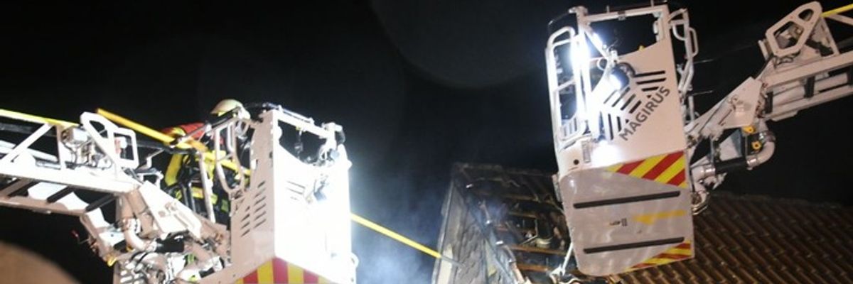 FW-PI: Elmshorn: PKW-Brand greift auf zwei Dachstühle über. Feuerwehr verhindert Totalverlust beider Gebäude