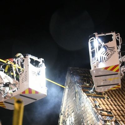 FW-PI: Elmshorn: PKW-Brand greift auf zwei Dachstühle über. Feuerwehr verhindert Totalverlust beider Gebäude
