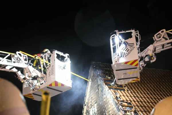 FW-PI: Elmshorn: PKW-Brand greift auf zwei Dachstühle über. Feuerwehr verhindert Totalverlust beider Gebäude