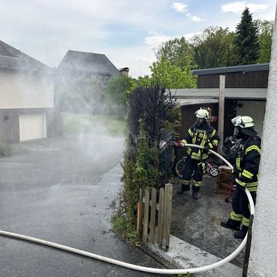 FW Ense: Heckenbrand in Ense-Lüttringen: Feuerwehr führt Nachlöscharbeiten durch**