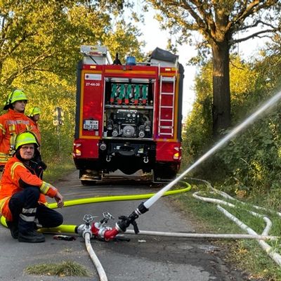 FW Lehrte: Regionsfeuerwehrbereitschaft des Brandschutzabschnitts 4 trainiert mit Kräften aus Burgdorf, Lehrte, Sehnde und Uetze die Wasserversorgung bei Vegetationsbränden