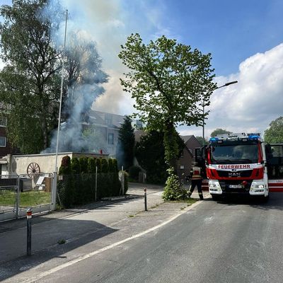FW-NE: Feuer in Grimlinghausen: Baum und Garage in Brand - schnelle Löschmaßnahmen verhindern Schlimmeres