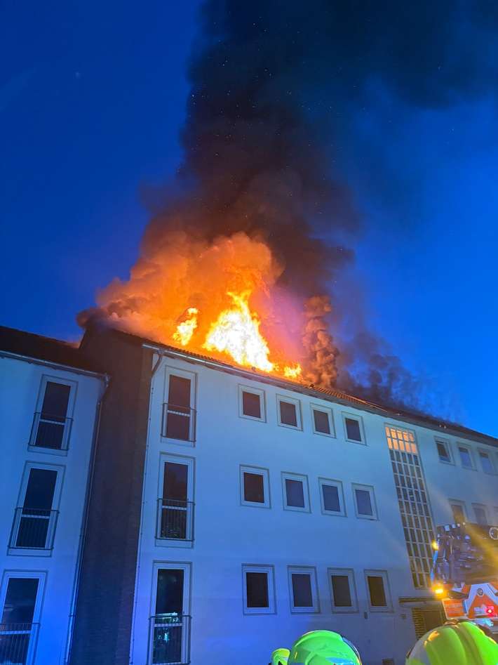 FW Paderborn: Dachstuhlbrand in der Lösekestraße