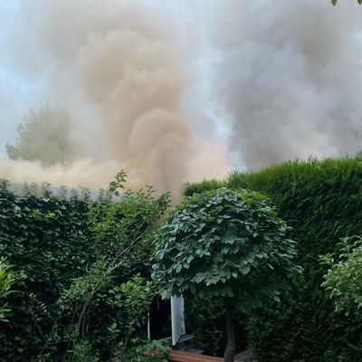 FW-MH: Brandausbreitung auf Wohngebäude und Garagen - Feuerwehr Mülheim an der Ruhr im Einsatz