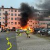 FW Bremerhaven: Vier Fahrzeuge in Flammen in der Bremerhavener Innenstadt