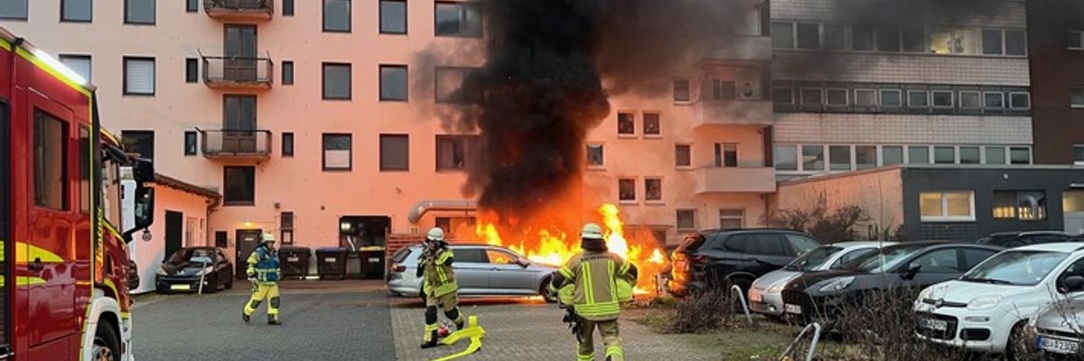 FW Bremerhaven: Vier Fahrzeuge in Flammen in der Bremerhavener Innenstadt