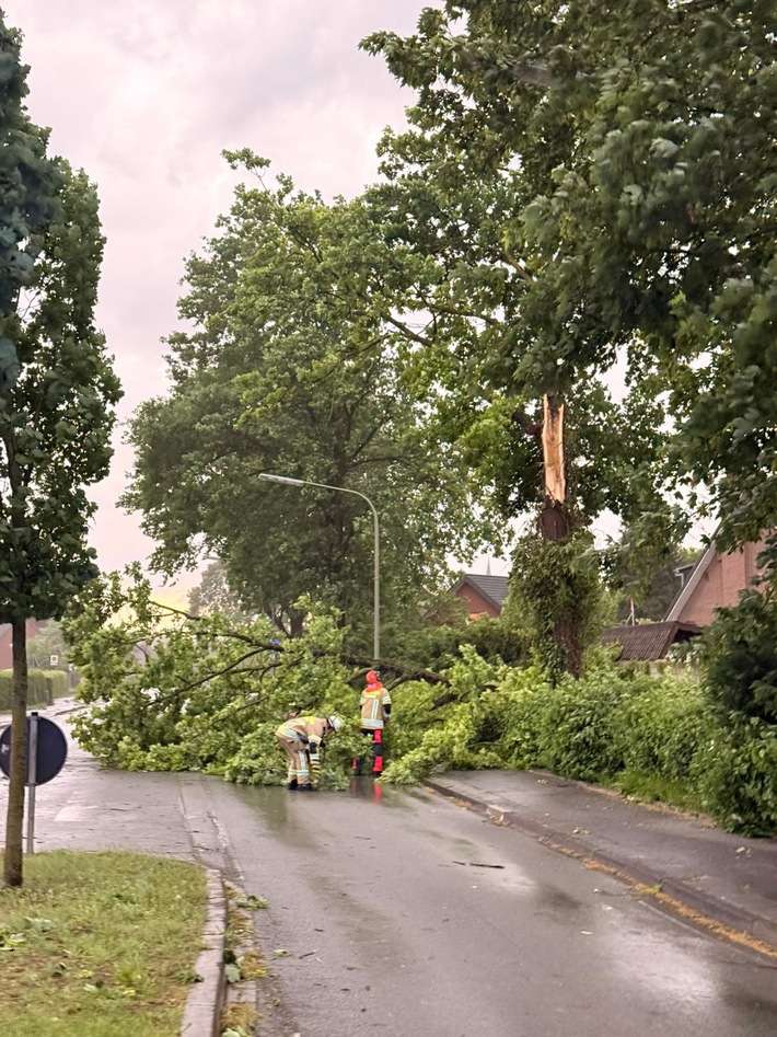 FW Kreis Soest: Unwetterfront trifft den Kreis Soest/ Zahlreiche Einsätze fordern aktuell die Feuerwehren im gesamtem Kreisgebiet