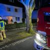 FF Bad Salzuflen: Chemische Reaktion in einem Abfluss ruft Feuerwehr auf den Plan / Ein Mensch von Rettungsdienst betreut