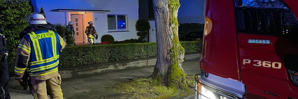 FF Bad Salzuflen: Chemische Reaktion in einem Abfluss ruft Feuerwehr auf den Plan / Ein Mensch von Rettungsdienst betreut