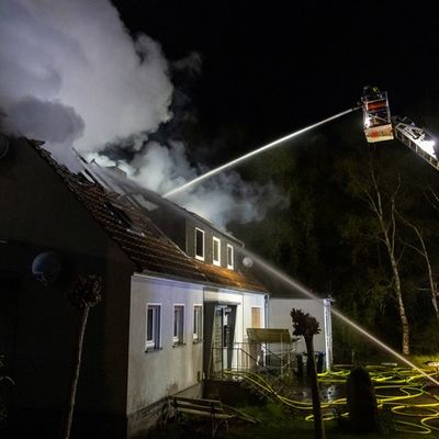 FW Porta Westfalica: 13.04.2025 - Wohnhaus-/Dachstuhlbrand in Vennebeck