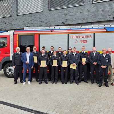 FW Bergheim: Hauptamtliche Feuerwehrleute der Feuerwehr Bergheim befördert und ernannt Bürgermeister Volker Mießeler verteilt zahlreiche Urkunden