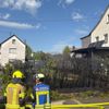FW Königswinter: Brennende Thujahecke in Königswinter-Berghausen schnell gelöscht