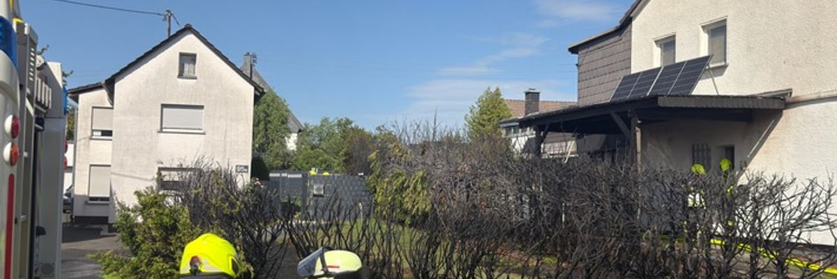 FW Königswinter: Brennende Thujahecke in Königswinter-Berghausen schnell gelöscht