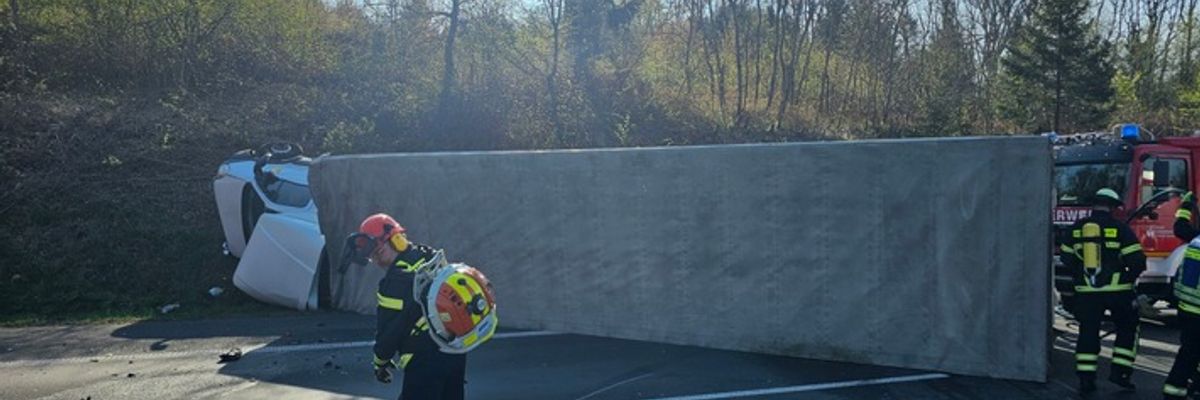 FW Königswinter: Umgestürzter LKW nach Verkehrsunfall auf Autobahn A3