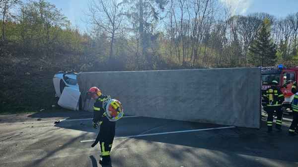 FW Königswinter: Umgestürzter LKW nach Verkehrsunfall auf Autobahn A3