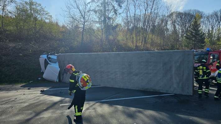 FW Königswinter: Umgestürzter LKW nach Verkehrsunfall auf Autobahn A3