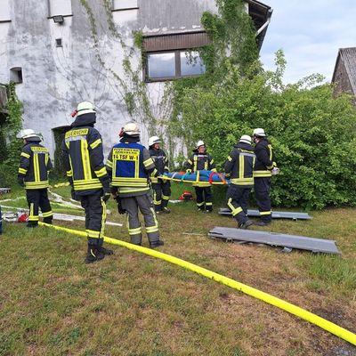 FW-AR: Feuerwehren aus Wennigloh, Stemel und Hachen trainieren den Ernstfall auf Wagyu-Hof