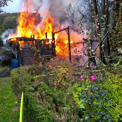FW Horn-Bad Meinberg: Gartenhütte steht in Vollbrand