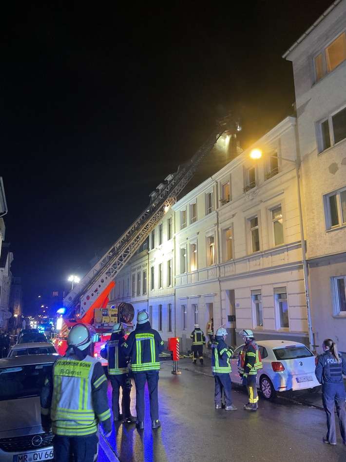 FW-BN: Ausgedehnter Kaminbrand in Bonner Altbau - Bewohner blieben unverletzt
