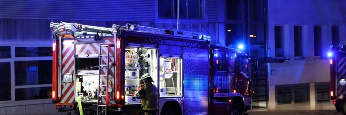 FW-E: Mehrere Mülltonnenbrände in den frühen Morgenstunden im Essener Norden- Brand in Hofeinfahrt droht auf Wohnungen überzugreifen