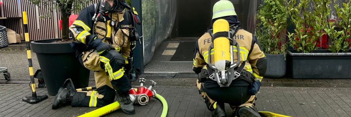 FW-E: Brand in Lüftungsanlage eines Restaurants - Lokal stark verraucht