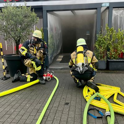 FW-E: Brand in Lüftungsanlage eines Restaurants - Lokal stark verraucht