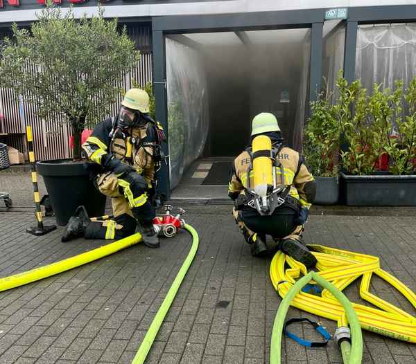 FW-E: Brand in Lüftungsanlage eines Restaurants - Lokal stark verraucht