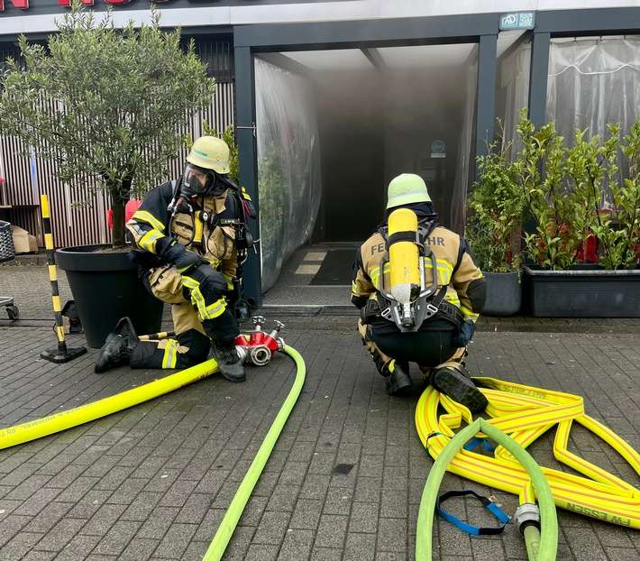 FW-E: Brand in Lüftungsanlage eines Restaurants - Lokal stark verraucht