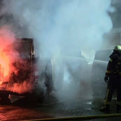 FW Celle: Mehrere Kleintransporter brennen in Westercelle